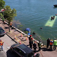 Автобус с пътници падна в река Сена край Париж (СНИМКИ)