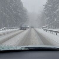 Сняг заваля на „Петрохан“, снегорини са на място 