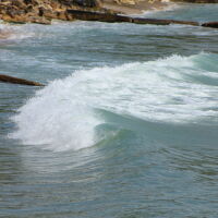 85-годишна жена загина, отнесена от вълна, докато си правела селфи