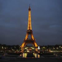 Около 40 задържани в Париж, след като палиха фойерверки край Айфеловата кула