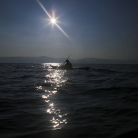 Тийнейджър плува часове наред, за да спаси семейството си, отнесено в морето с каяци