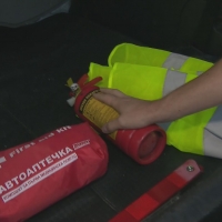 Заради недостиг на пазара: Гърция отложи новите аптечки в колите за 2027 г. 