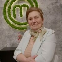 Вечната усмивка и позитивизъм се изправят в битка за престилка срещу традициите и фолклора