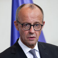 Арестуваха трима, опитали се да повредят самолета на Мерц