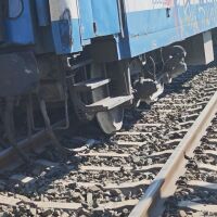 Влак дерайлира след удар в скали край Мъглиж