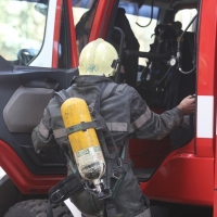 Голям пожар гори във фабрика край Анкара