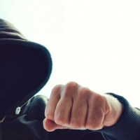 „Ще ви утрепа“: Младеж преби с юмруци 13-годишната си сестра