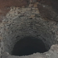 Пожарникари спасиха 15-килограмово куче, паднало в пресъхнал кладенец