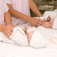 Между 300 и 500 евро на месец за работещи родители: Гърция с платформа за детегледачи