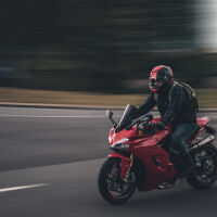 Глоби от 22 000 евро за моторист в Гърция след гонка с полицията