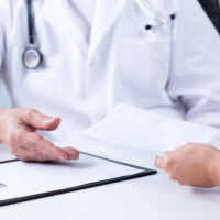 Обвиняват лекар, взел подкуп от 8500 лв, бил председател на ТЕЛК 