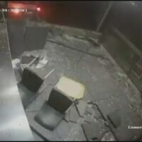 Кола се вряза в заведение за бързо хранене във Враца, двама са в болница (ВИДЕО И СНИМКИ)