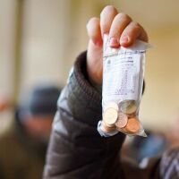 Граждани се редят на опашка пред БНБ за стартовите комплекти с български евромонети (СНИМКИ)