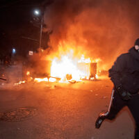 След безредиците в София: Щети по инфраструктурата, контейнери, трамваи