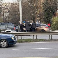 Автомобил се удари в стълб на бул. „Цариградско шосе“, има голямо задръстване (СНИМКИ)