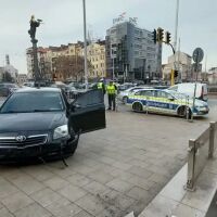 Кола катастрофира до подлеза на метростанция "Сердика", шофьорът е починал (СНИМКИ)