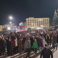 Жители на няколко града протестираха с искане за оставка на правителството (ВИДЕО)