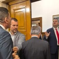 "Защо лъжеш, че съм се навеждал": Ивайло Мирчев - ядосан, търси Делян Пеевски в кабинета му (ВИДЕО)