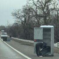 Химически тоалетни изпаднаха от камион на АМ „Тракия“