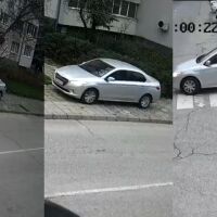 Камера улавя опасно шофиране: Кола се разминава с пешеходка с куче по тротоара