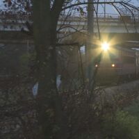 „Всяка сутрин е така“: Трагедията на релсите във Враца разкрива ежедневния риск за стотици ученици