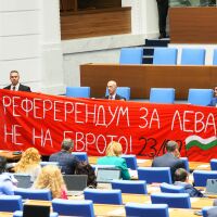 „РефереРендум“ е арт провокация: „Възраждане“ обясниха за транспаранта с правописна грешка