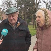 „Само за трапезата ще си вземем“: Започна изплащането на пенсиите и коледните добавки