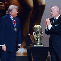 Доналд Тръмп получи Наградата за мир… на ФИФА (СНИМКИ)