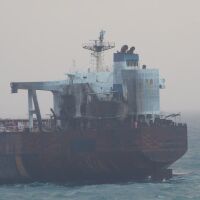 Властите чакат по-добри метеорологични условия, за да евакуират екипажа на танкера „Кайрос“ 