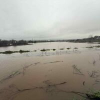 Скъсана е дигата на река Изворска, четиричленно семейство е евакуирано от къща (СНИМКИ, ВИДЕО)