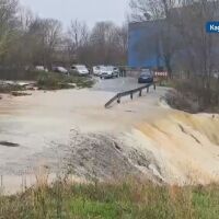 „Реката започна да носи контейнери, казани и стана нещо страшно“: Тревога в Бургаско (ОБЗОР)