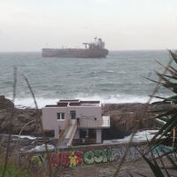 Два влекача са в готовност да изтеглят танкера, блокиран в наши води, и да се види какво превозва