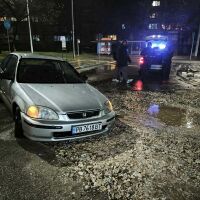 Автомобил пропадна в отворила се дупка на улица в Пловдив (СНИМКИ)