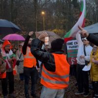 Протести зад граница: Българи от Хага и Лондон призоваха за оставка на кабинета