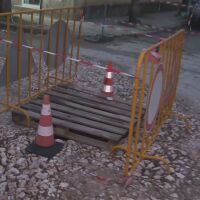 Автомобил пропадна в огромна дупка в Пловдив: Жители негодуват срещу трета година ремонт