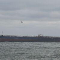 Танкерът „Кайрос“ остава блокиран край Ахтопол, бурното море не позволява да бъде преместен