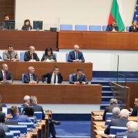 Часове преди старта на предизборната кампания, депутатите с ударно приемане на закони