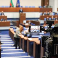 Обрат след обрат: Депутатите едновременно разглеждат редовен бюджет и удължителен закон