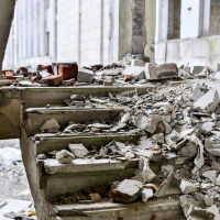 19 души загинаха под руините на две едновременно срутили се сгради 