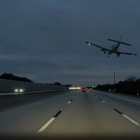Самолет кацна върху кола, движеща се на магистрала във Флорида (ВИДЕО)