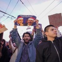 Студентско протестно шествие: Младежите се присъединяват към протеста в „Триъгълника на властта“