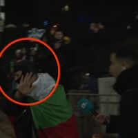 През обектива на bTV: Маскираните групи сред протеста и стюардите, които ги откриват в задните редици 