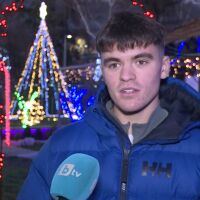 16-годишно момче създаде огромна светлинна, коледна инсталация на дома си (ВИДЕО)