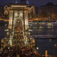 „Тази история разкъсва корема": Многохиляден протест в Унгария срещу Виктор Орбан (ГАЛЕРИЯ, ВИДЕО)