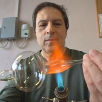 Коледна магия от стъкло: Бум на ръчно изработените играчки за елха в Пловдив