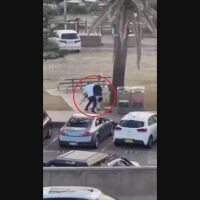 "Той спаси безброй животи": Случаен минувач обезврежда един от стрелците на плажа в Сидни (ВИДЕО)