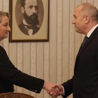 „Разговаряме с президента или с конкурента": Сачева сама представи ГЕРБ при Радев. Той: Мъжете се крият зад жени (ОБЗОР)