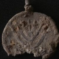 Древен медальон оспорва представите за евреите във византийски Йерусалим (ВИДЕО)