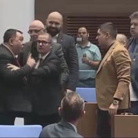 Юмручен бой в пленарната зала (ВИДЕО)