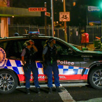 Обвиниха заподозрения за стрелбата на плажа Бонди в тероризъм и 15 убийства